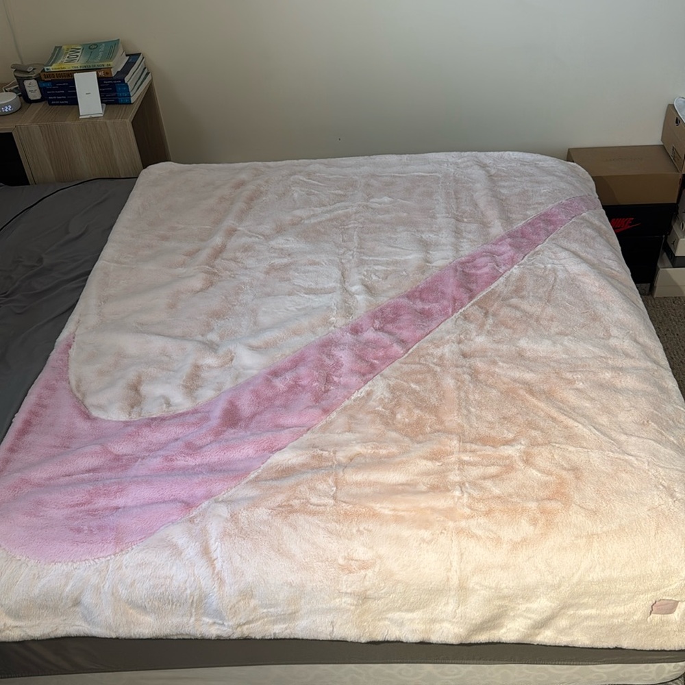 Nike Pink Fleece Blanket / Nike Sportwear Faux Fur Blanket